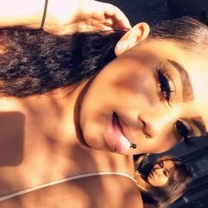 Meet your Posher, Íssa